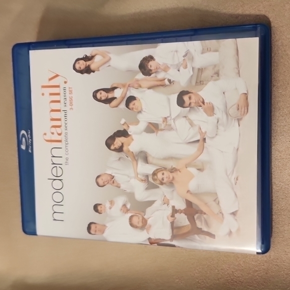 Modern Family The Complete Second Season Blu-ray Discs